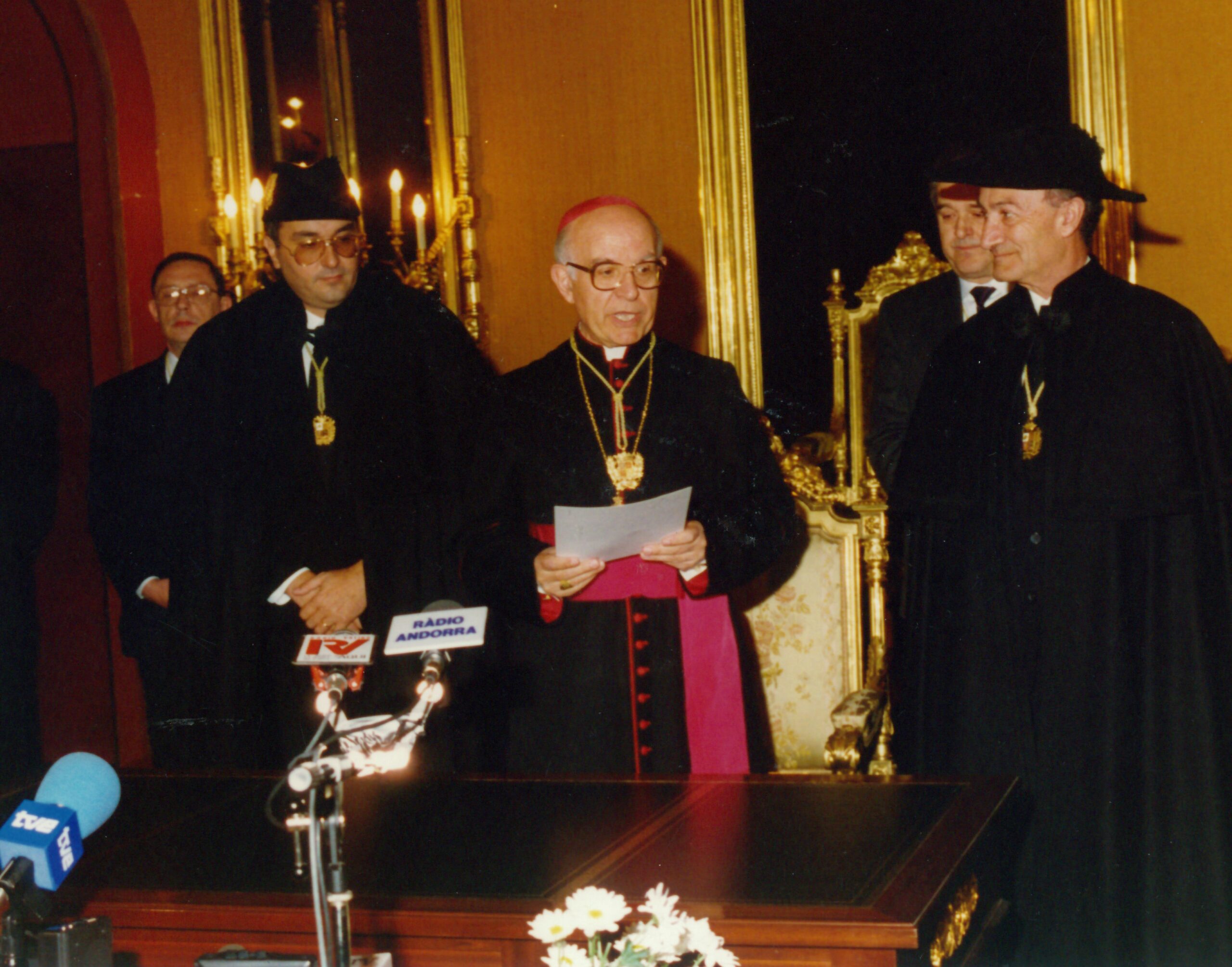 Mons. Joan Martí Alanis durant l'acte de signatura de la Constitució andorrana, el dia 29 d'abril de 1993