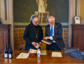 El P. Manel Gasch, Abat de Montserrat i Josep Tàpies, Alcalde de Ponts a la signatura del conveni