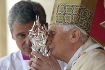 Benet XVI besa la relíquia de Joan Pau II