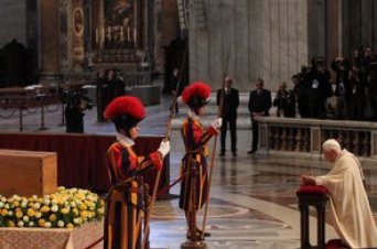 Benet XVI davant el sarcòfag de Joan Pau II