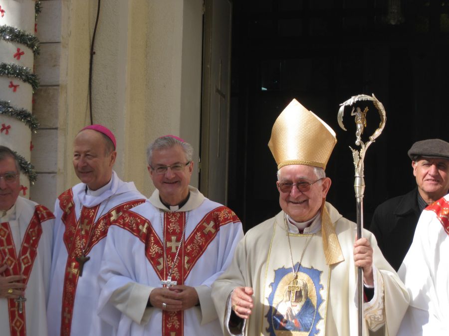 Mons. Joan-Enric Vives, Mons. Michel Dubost i Mons. Antonio Franco a Gaza, durant la visita de la Coordinadora de Bisbes a Terra Santa en la 12 visita