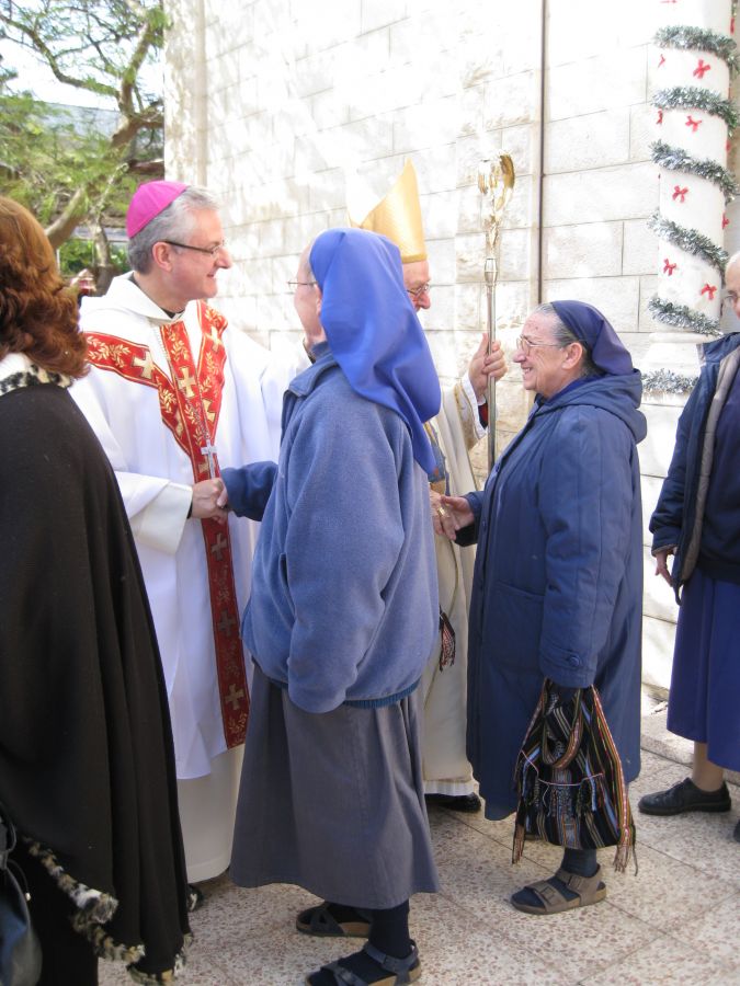 Mons. Joan-Enric Vives saluda les religioses de la Sagrada Familia en la seva visita a Gaza, en Terra Santa