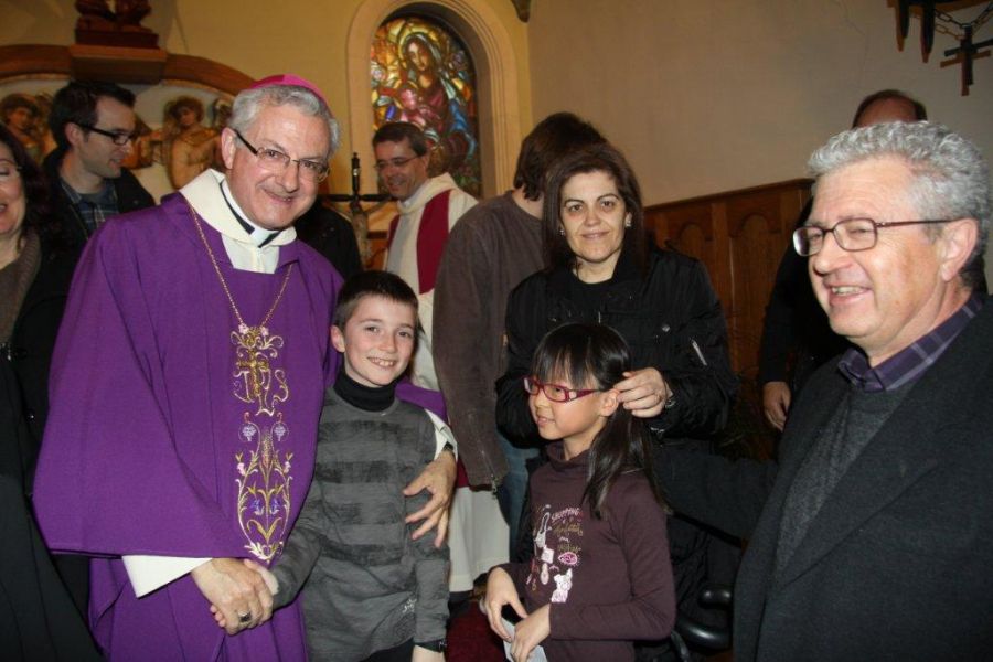 A l'acabar, l'arquebisbe ha saludat els més petits de la família