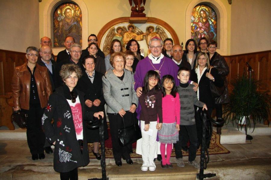 Foto de família amb els familiars de Mons Sebastià