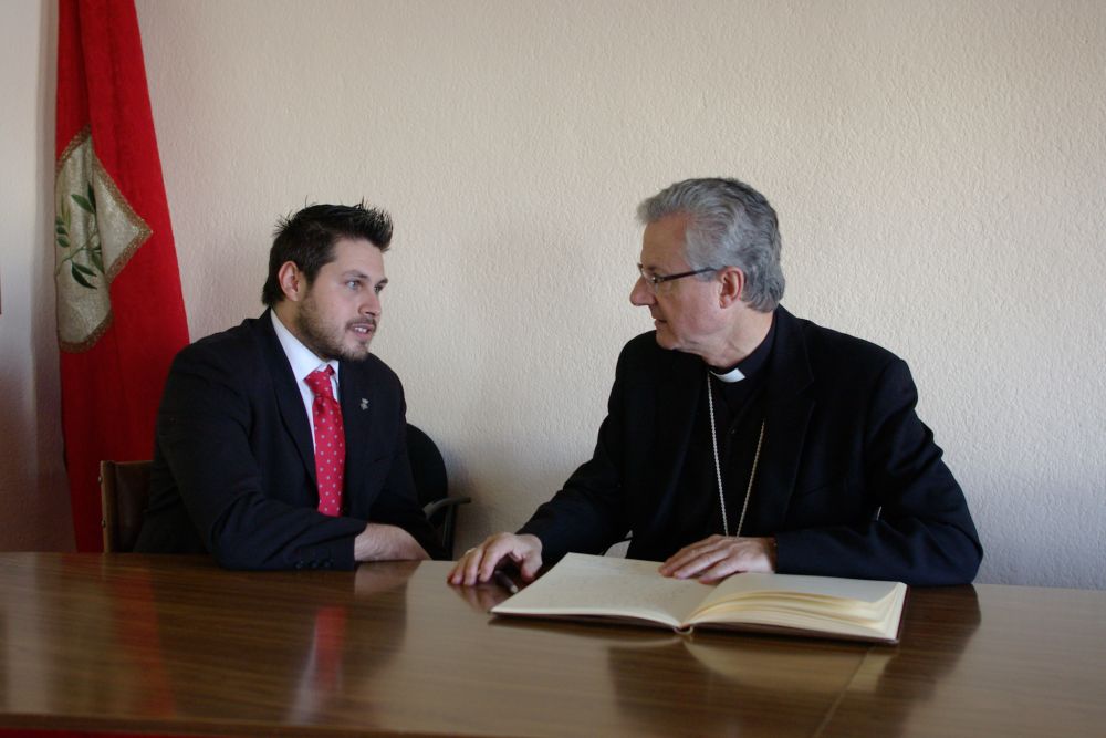 L'Alcalde de La Fuliola Il·lm. Sr. Eduard Piera, amb Mons Joan-Enric Vives