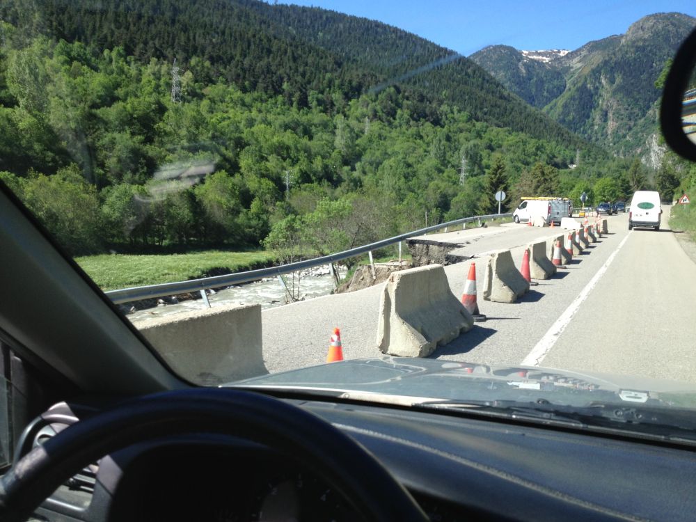 L’Arquebisbe d’Urgell visita els afectats de les darreres inundacions a Vall d’Aran i el Pallars