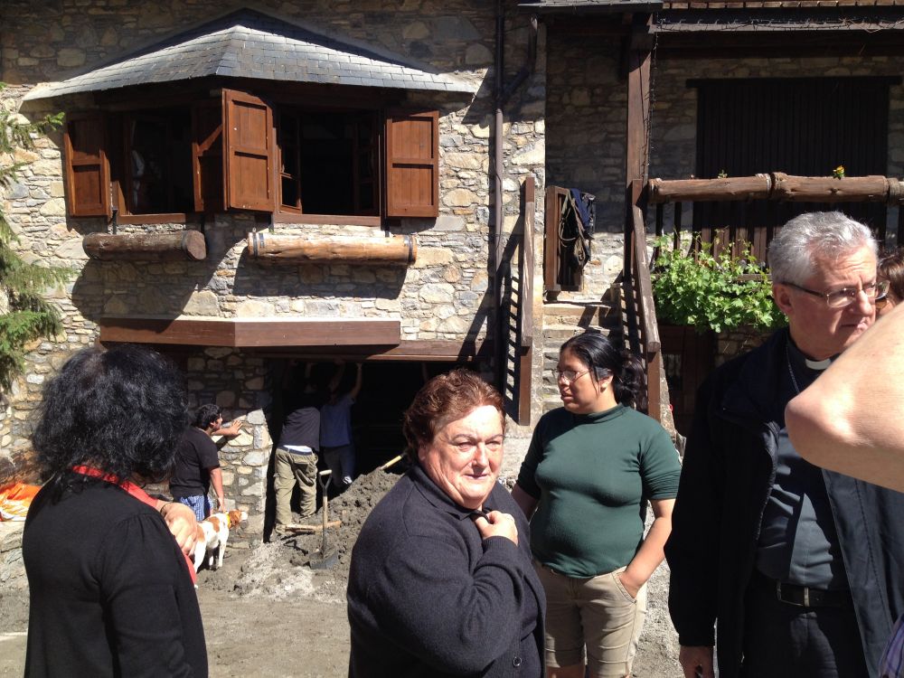 L’Arquebisbe d’Urgell visita els afectats de les darreres inundacions a Vall d’Aran i el Pallars