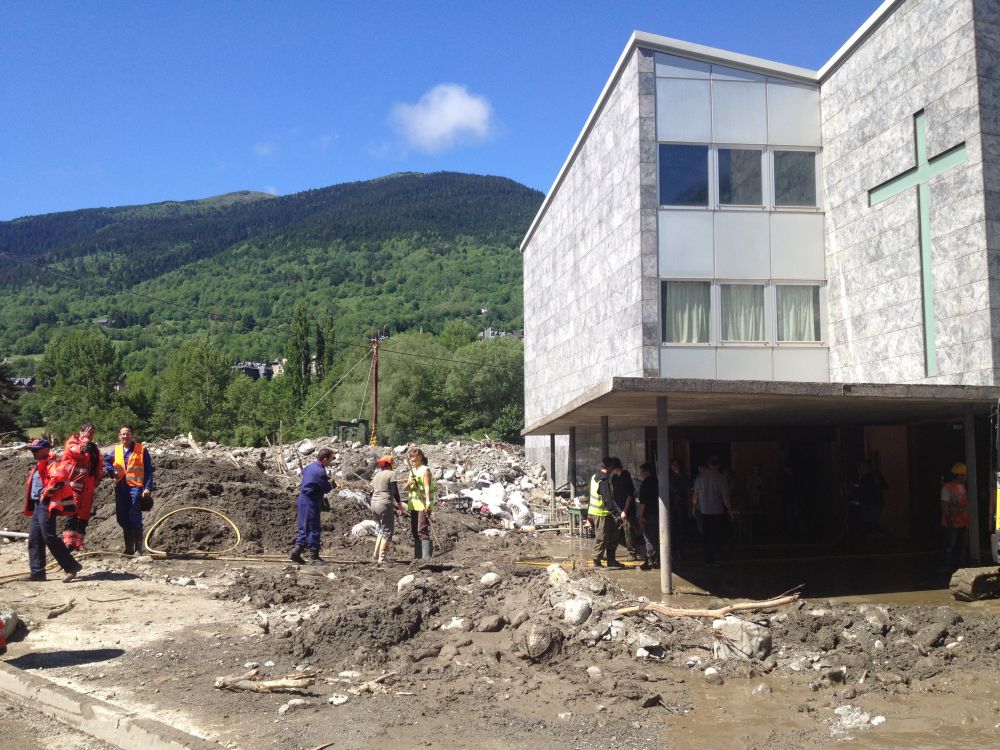 L’Arquebisbe d’Urgell visita els afectats de les darreres inundacions a Vall d’Aran i el Pallars