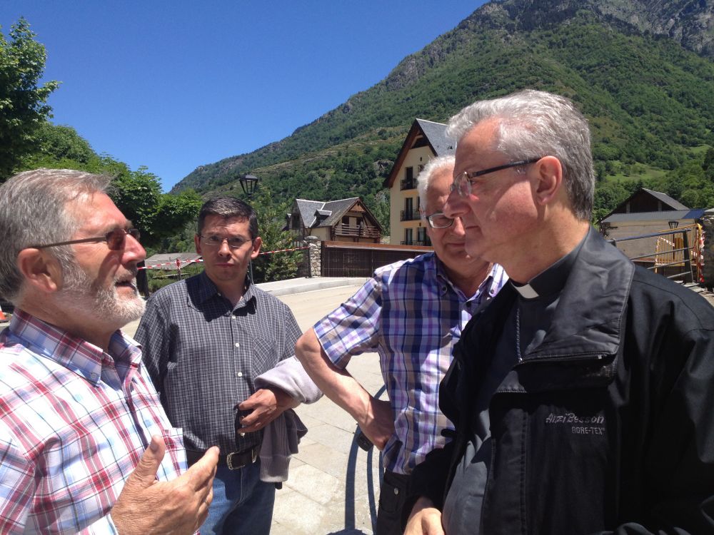 L’Arquebisbe d’Urgell visita els afectats de les darreres inundacions a Vall d’Aran i el Pallars