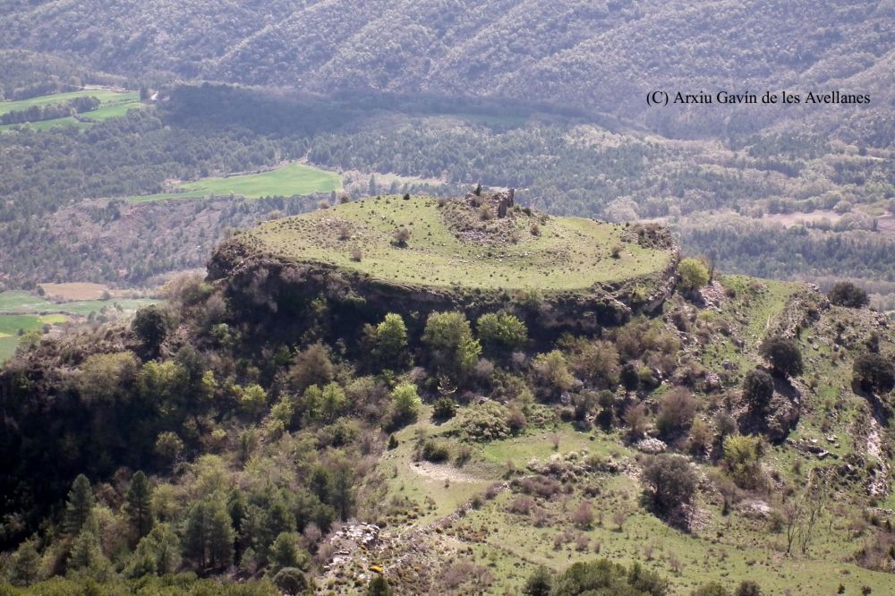 Des de la Serra de la Campaneta el Castell de Sant Vicenç de Toló-Foto Josep Sansalvador-Arxiu Gavín