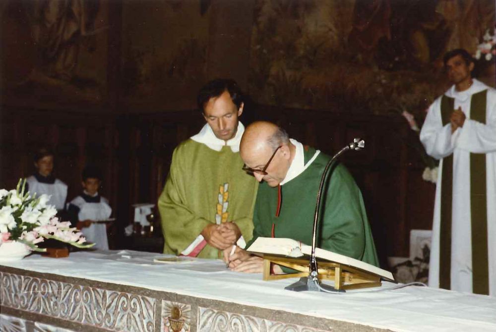 Moment que Mn. Manel Farré donava el relleu a Mn. Melcior com a nou rector de Ribes de Freser a l’Església de Santa maria de Ribes al setembre del 1988