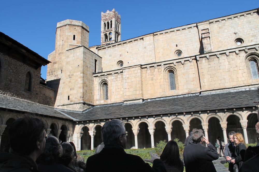 Mons. Joan-Enric Vives acull  el cos consular acreditat a Barcelona a la Catedral