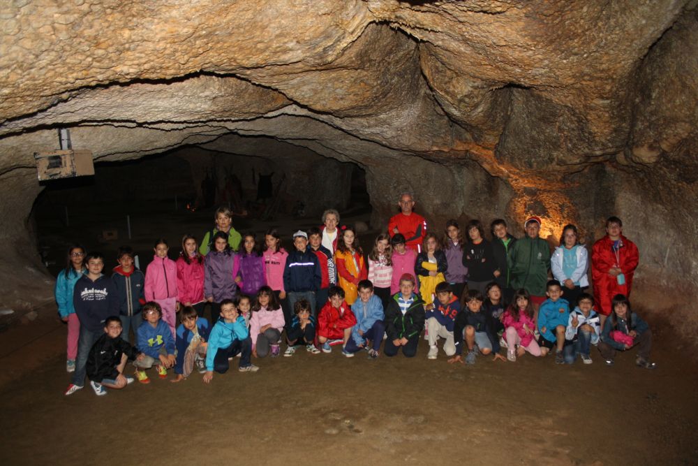 Alumnes de l'Escola La Salle de la Seu d'Urgell visiten les Coves de l'Espluga de Francolí