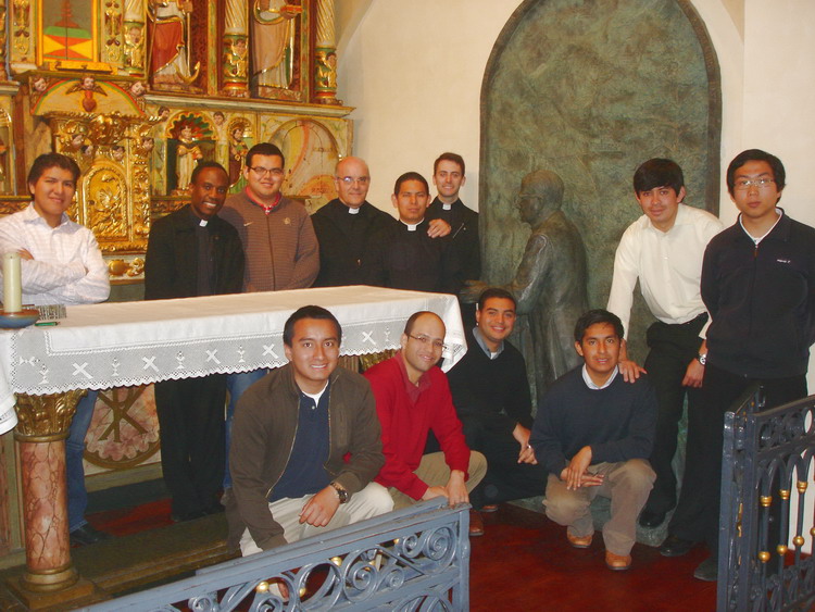Tot el grup a l'església de Sant Julià de Lòria, al costat de la imatge de sant Josepmaria