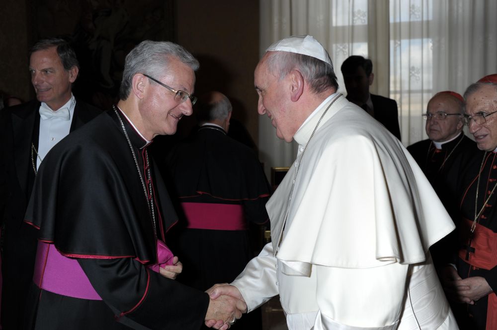 monsvives saluda papa francesc visita adlimina2014