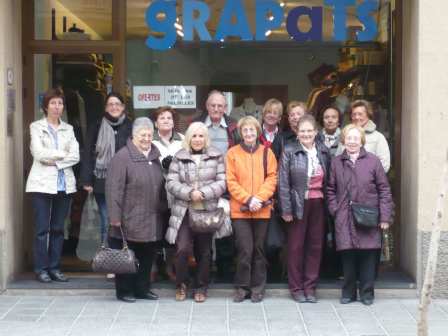 Un grup de voluntaris de Càritas de Cervera, de visita a la botiga  