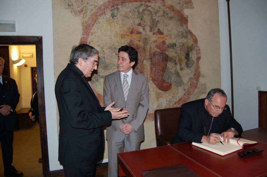 Mons. Jaume Pujol signa el Llibre d'Or de la Casa de la Vall