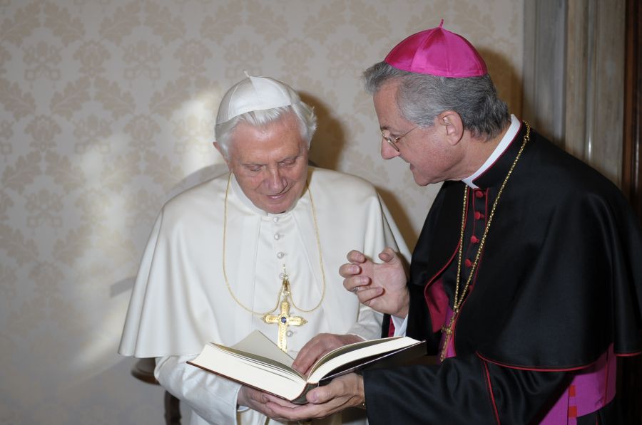 Mons. Vives lliura el Manual Digest al Sant Pare Benet XVI